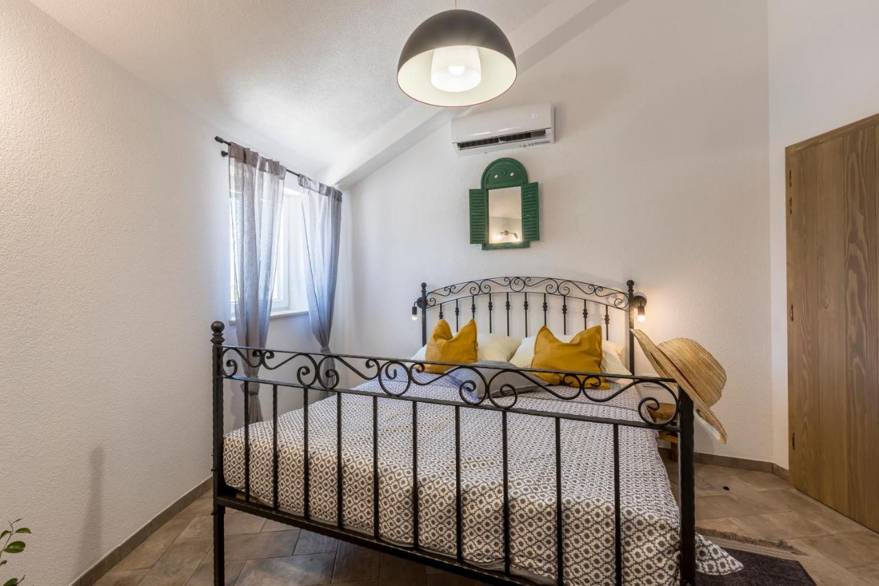 Island Getaway - Heritage House Mirca  Bagian luar foto
